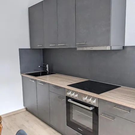 Apartment 2 Zimmer, Stadtperle Mit Balkon Und Parkplatz